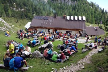 Srečanje blejskih planincev pred Blejsko kočo na Lipanci