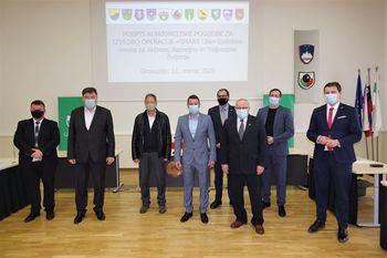 Župani 11 občin podpisali konzorcijsko pogodbo za izvedbo operacije "Smart Life"