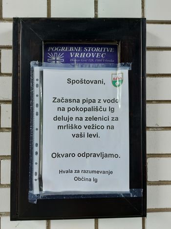 Okvara na vodovodnem sistemu na pokopališču Ig