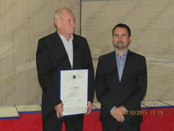 Svečana listina Javne agencije Republike Slovenije za varnost prometa v roke Marijanu Stresu