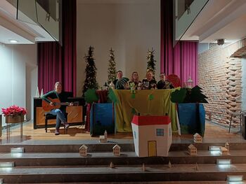 Lutkovno - glasbena predstava "Pod medvedovim dežnikom" v izvedbi Dejavnosti Zaraja