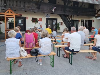 Magičen večer ob čarobnih indijskih pesmih, mantrah, poučnih zgodbicah Andreja Pešca in plesalkami v orientalskem sijaju Magičen večer ob čarobnih indijskih pesmih, mantrah, poučnih zgodbicah Andreja Pešca in plesalkami v orientalskem sijaju