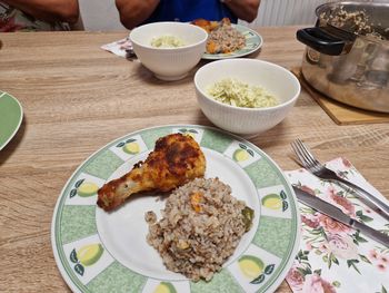 Utrinek iz kuharske delavnice, obarvane z zdravimi in okusnimi jedmi