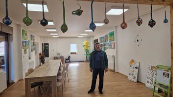 Naivna umetnost, ki ogreje srce. Razstava slik Zvonka Ederja v Medgeneracijskem centru Prebold