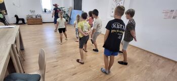 Drugi dan počitniškega varstva – plesni koraki in zabava v naravi 