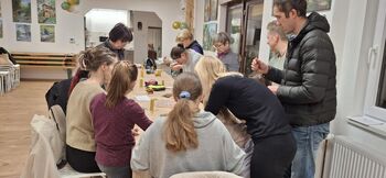 Ko med in čebelji vosek povežeta ustvarjalnost v Medgeneracijskem centru Prebold Ko med in čebelji vosek povežeta ustvarjalnost v Medgeneracijskem centru Prebold