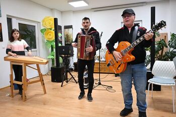 S harmoniko, citrami in kitaro do čudovitega večera