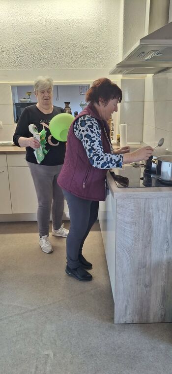 Kuharska delavnica, ki povezuje roke, srca in naravo