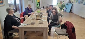 Kuharska delavnica, ki povezuje roke, srca in naravo