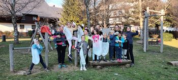 Društvo za delo z mladimi v stiski Žarek na blejski čistilni akciji Društvo za delo z mladimi v stiski Žarek na blejski čistilni akciji