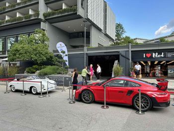 Dogodek Porsche kluba Slovenija ob 75. obletnici znamke Porsche v tajski restavraciji Arroi