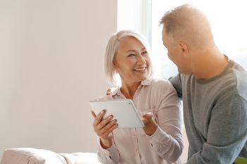 Skrb za ljubljeno osebo z rakom: Kako se spoprijeti z novo vlogo negovalca?