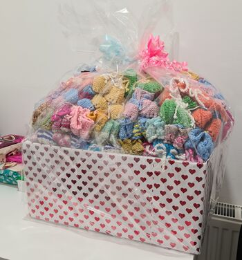 Vabilo na predajo 670 parov štrikanih copatk