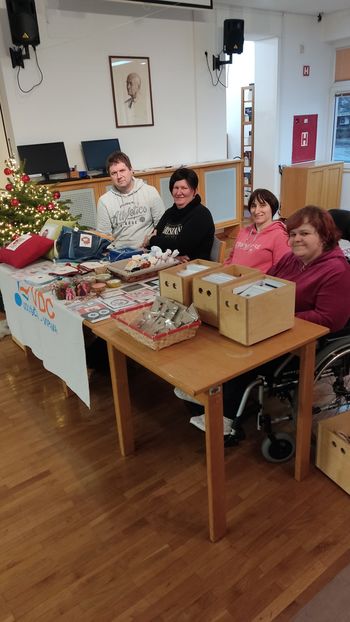 VDC-jeve  stojnice z izdelki za prihajajoče praznike 