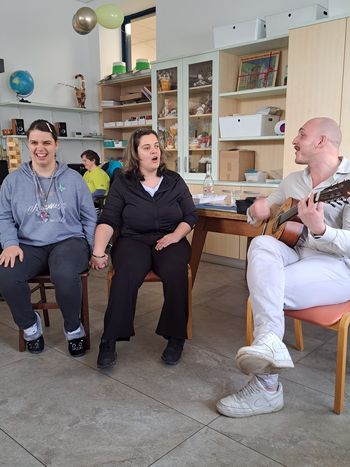 Pevec Urban Vidmar navdušil s srčno energijo 