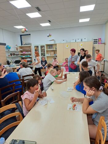 Topel dopoldan z otroki poletnega varstva Rdečega Križa