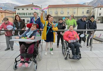 Svetovni dan Downovega sindroma v Ajdovščini – pisane nogavice, modri baloni in misli za lepši jutri