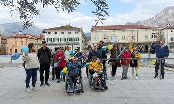 Svetovni dan Downovega sindroma v Ajdovščini – pisane nogavice, modri baloni in misli za lepši jutri