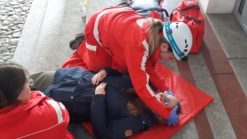 Stojnica z bolničarji Rdečega križa - DAN BREZ AVTOMOBILA PRESTAVLJEN NA PONEDELJEK, 25. 9. 2023