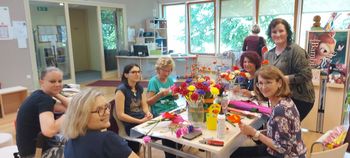 Izdelovanje rož iz krep papirja v Občinski knjižnici Prebold