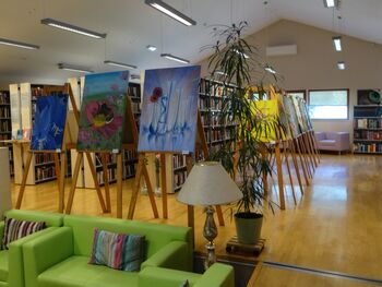 Majhno je veliko – oktobrska razstava v Občinski knjižnici Prebold