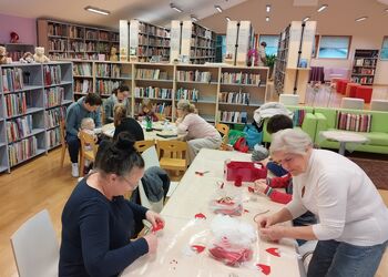 Predpraznična ustvarjalna delavnica v Občinski knjižnici Prebold