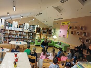 Pravljica o snežni svetilki v Občinski knjižnici Prebold