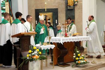 Sveča iz čebeljega voska za papeža – darilo slovenskih čebelarjev