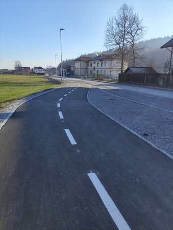 Gradnja kolesarske povezave na Dobrovi zaključena, dela na Šujici se nadaljujejo