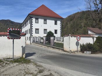 Omejitev hitrosti skozi grajsko dvorišče je 20 km/h