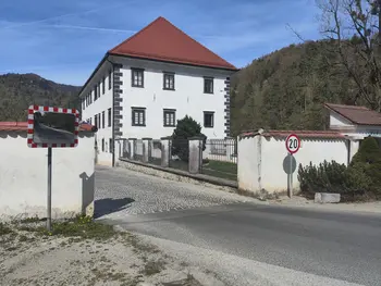 Omejitev hitrosti skozi grajsko dvorišče je 20 km/h