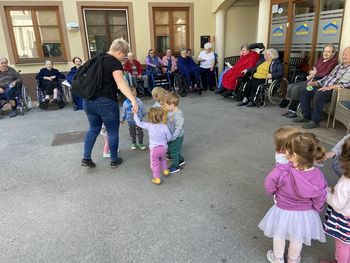 Otroci na obisku v Zavodu sv. Rafaela Vransko