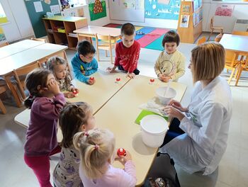 OBISK LARINE MAME IVE PRI MRAVLJICAH OBISK LARINE MAME IVE PRI MRAVLJICAH