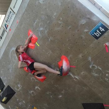 Evropsko mladinsko prvenstvo v balvanskem plezanju – Zan 13., Petra 15 Evropsko mladinsko prvenstvo v balvanskem plezanju – Zan 13., Petra 15