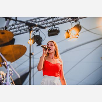 Veronika Strnad z bandom