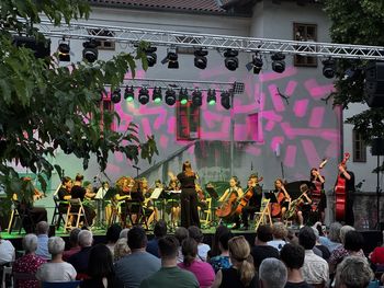 Ubrano sozvočje stodvajsetih strun v atriju Lanthierijevega dvorca Ubrano sozvočje stodvajsetih strun v atriju Lanthierijevega dvorca