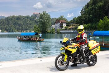 Predaja donacije Zdravstvenemu domu Bled: motorno kolo BMW v službi reševanja življenj