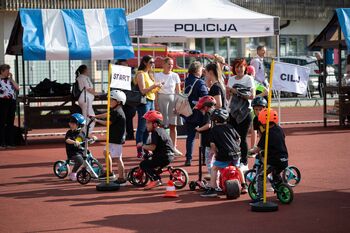 Harmonija generacij: prireditev, ki skozi aktivnosti povezuje otroke, starše in stare starše