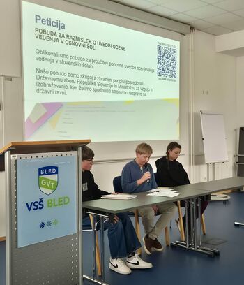 Otroški parlament s peticijo za ocenjevanje vedenja na šoli 	