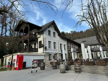 Javni razpis z zbiranjem ponudb za najem prostorov za gostinsko in turistično dejavnost za objekt »Penzion Zaka« na Bledu
