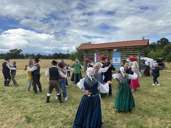 Blejska folklora pod angleškim nebom in slovenskim kozolcem