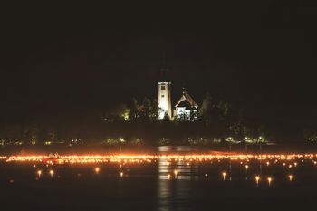 Ta konec tedna bo Bled zažarel v soju 10.000 lučk na jezerski gladini