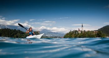 Po Blejskem jezeru s športnimi plovili z vesli, na Blejski otok s tradicionalno pletno ali čolnom 