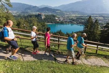 Joga in Riklijev pohod – poletna povabila za dobro počutje
