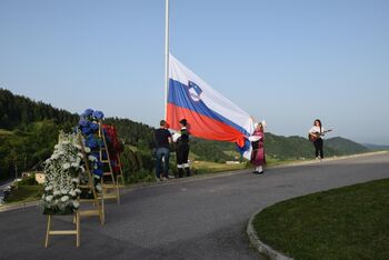 Slovenske zastave krasijo griče naše občine