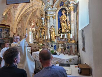 Limoški križ v cerkvi sv. Kancijana na Vrzdencu Limoški križ v cerkvi sv. Kancijana na Vrzdencu