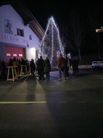 Prižig prazničnih lučk na Hruševem Prižig prazničnih lučk na Hruševem