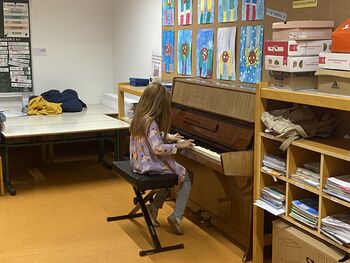 Praznični nastopi Glasbene šole Emil Adamič Praznični nastopi Glasbene šole Emil Adamič