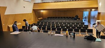 Prenova sedišč in odra v dvorani v Polhovem Gradcu