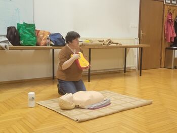 Brezplačni tečaji temeljnih postopkov oživljanja in praktične uporabe avtomatskega defibrilatorja (AED) Brezplačni tečaji temeljnih postopkov oživljanja in praktične uporabe avtomatskega defibrilatorja (AED)